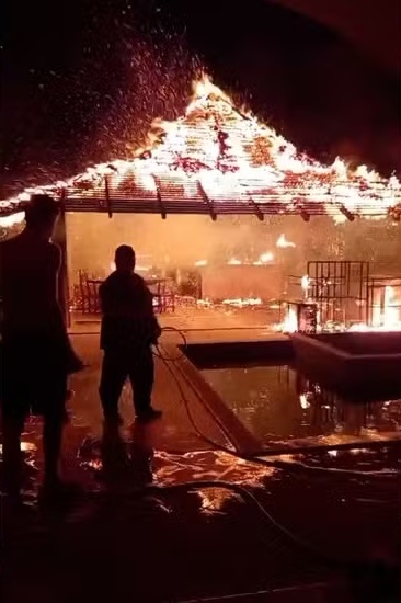 Incêndio de grandes proporções atinge casa na Bahia