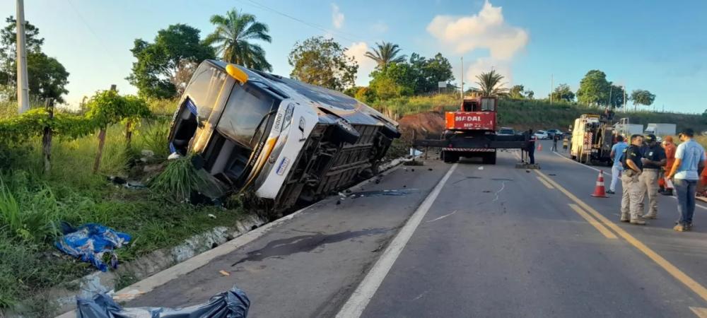 Delegado contesta versão do motorista do ônibus que tombou e deixou 9 mortos