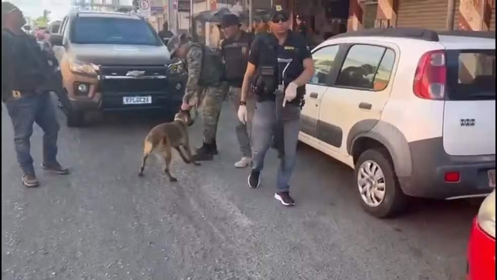 Pousadas que seriam usadas como pontos de vendas de drogas em micareta na BA são alvos de operação; 3 pessoas foram presas