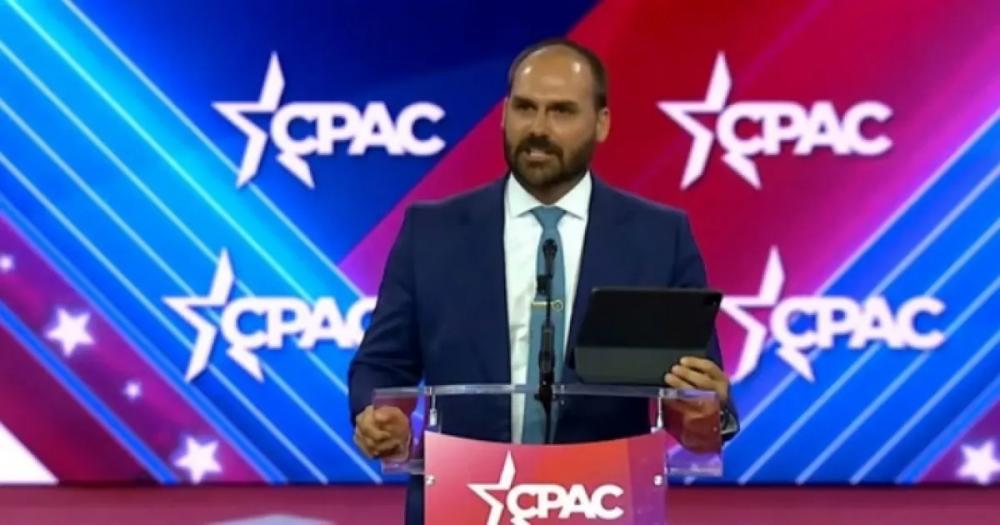 Eduardo Bolsonaro foi a evento trumpista com passagem paga pela Câmara, diz coluna