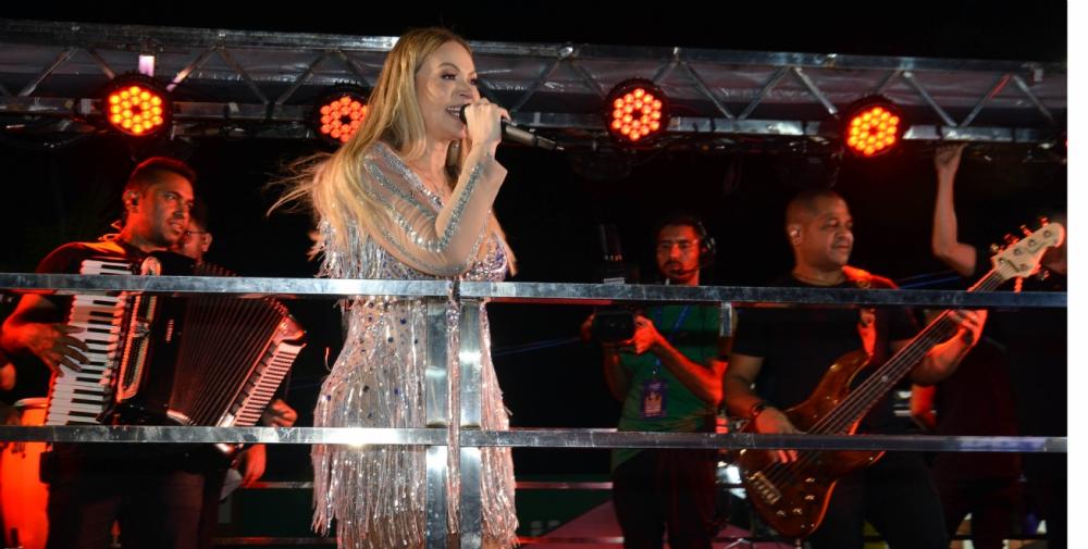 VÍDEO: Solange Almeida traz grandes sucessos do forró para a avenida