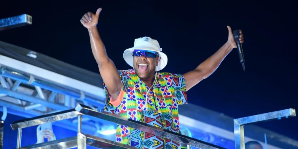 Multidão se rende a quebradeira do Psi em plena madrugada