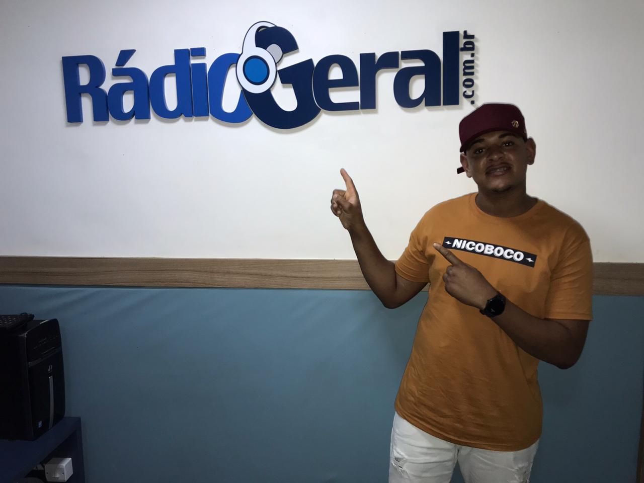 Emerson Costa, da banda Play Delas participa do programa Sem Nome