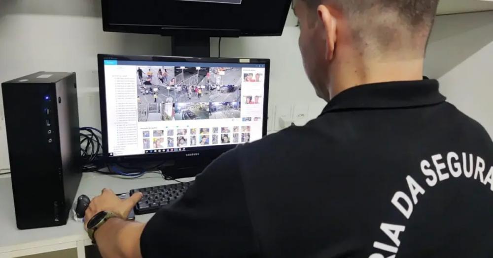 Câmeras flagram e 2 homens foragidos por não pagar pensão alimentícia são presos na Micareta de Feira