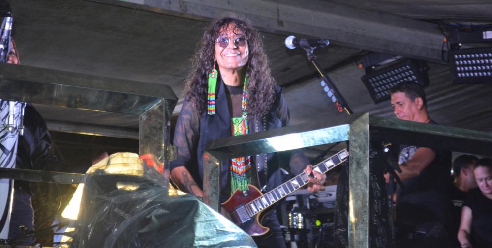 Luiz Caldas canta clássicos da música baiana no segundo dia da Micareta de Feira