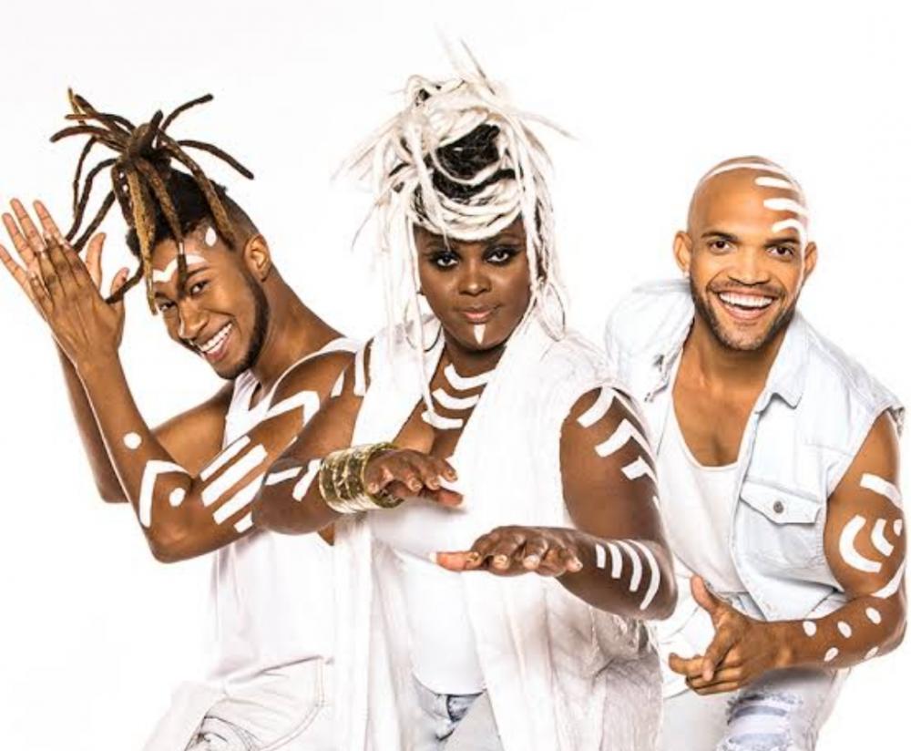 Foliões se entregam à batida envolvente da Timbalada em mais uma noite de festa na Micareta de Feira 2024