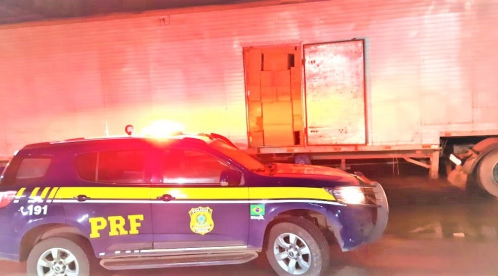 Homem é preso com mais de 12 mil pares de tênis falsificados