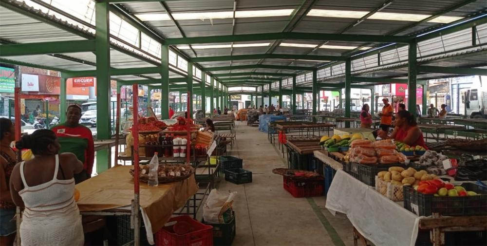 Prefeitura transfere feirantes para espaço revitalizado da feira livre do Tomba