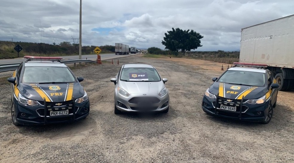 Homem é preso com carro roubado após fazer ultrapassagem proibida