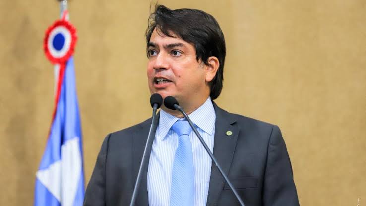 Pedro Tavares comemora promulgação de lei de sua autoria que visa proibir cobrança de taxas para emitir diplomas