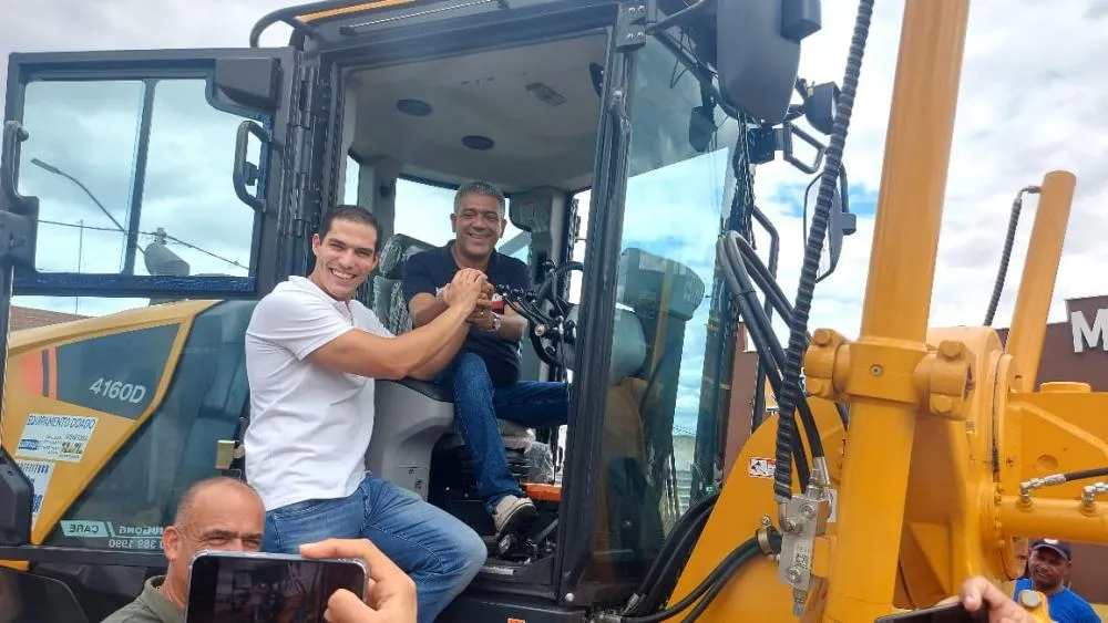 Prefeito de Santa Bábara recebe patrol novinha do deputado Gabriel Nunes