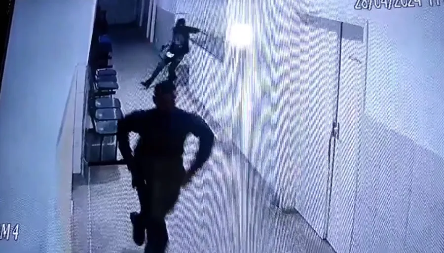 Vídeo mostra momento em que dupla invade hospital para matar homem