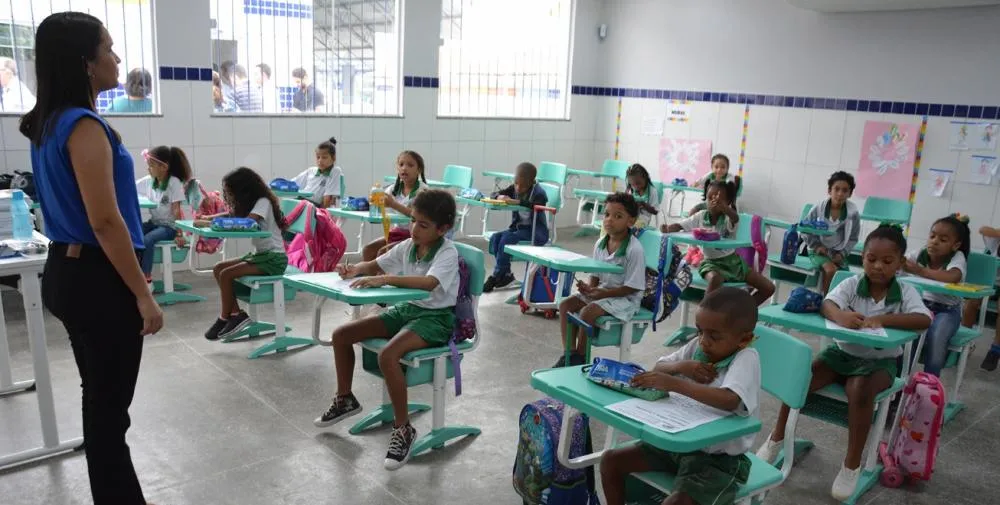 Prefeitura paga com reajuste de 4% salários de professores, agentes de endemias e de saúde