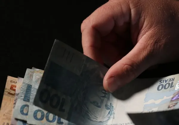 INSS começa a pagar 13º antecipado a quem recebe acima do mínimo