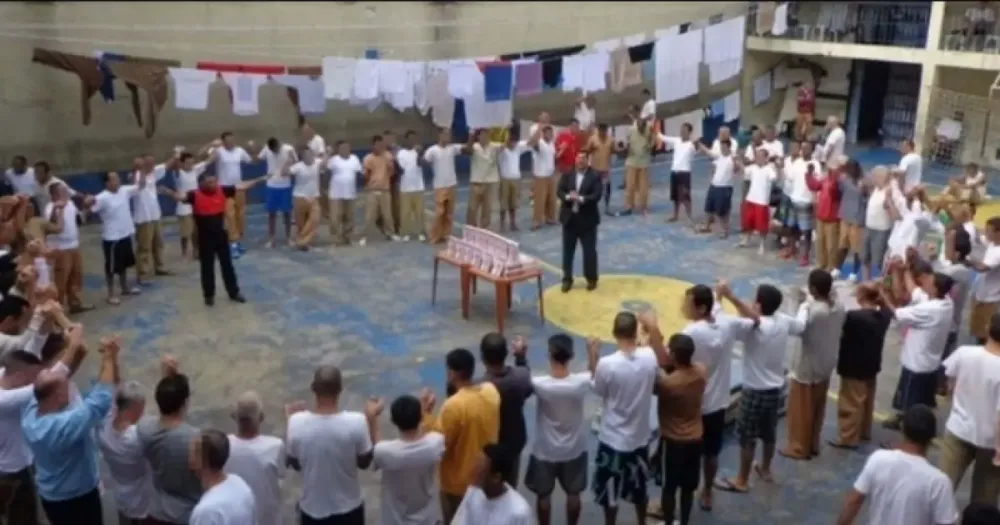 Bancada evangélica reage a proibição de conversão religiosa em prisões