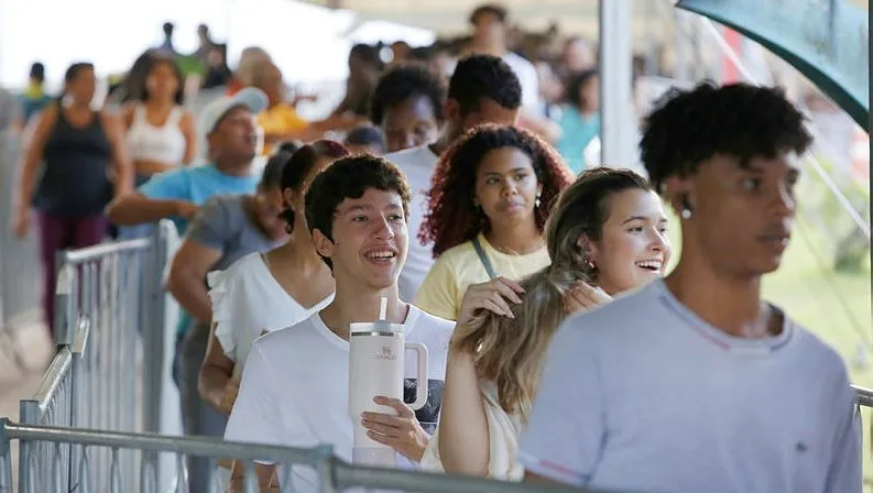 Há a expectativa pelo primeiro voto de muitos jovens - Foto: Olga Leiria | Ag. A TARDE