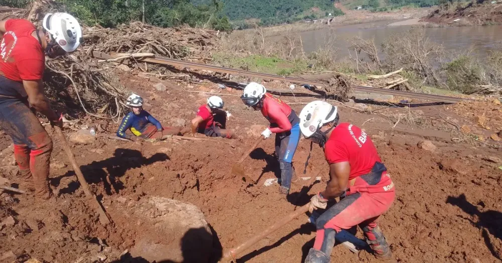 Em cinco dias de atuação, bombeiros do CBMBA já resgataram mais de 212 pessoas e 20 animais no Rio Grande do Sul