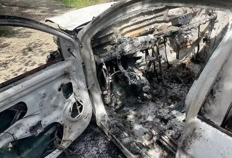 Carro do ex-secretário de Belmonte foi incendiado por suspeitos de sequestro — Foto: Reprodução/TV Santa Cruz