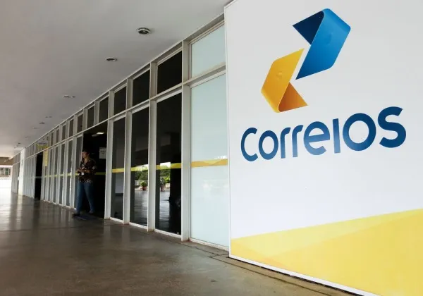 Correios suspendem recebimento de doações de roupa para o Rio Grande do Sul