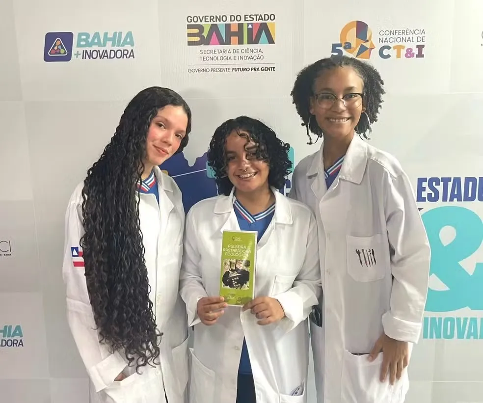 Jovens baianas desenvolvem pulseira localizadora para neurodivergentes e idosos com recursos reaproveitados