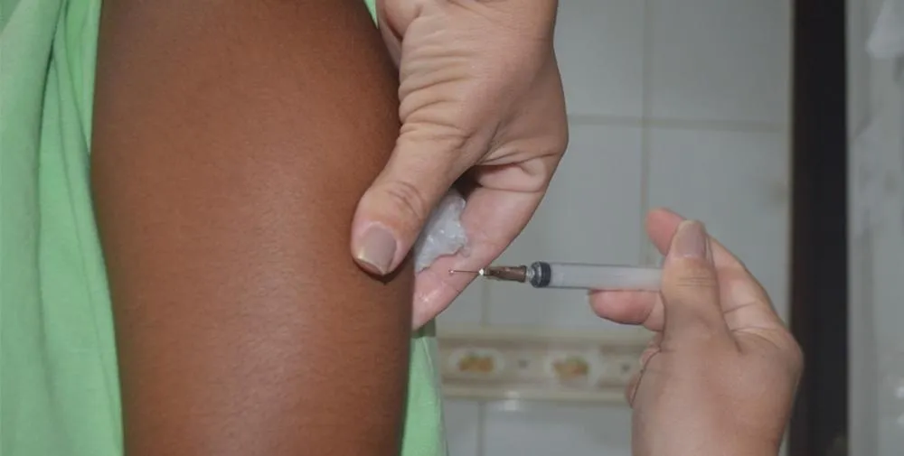 Feira de Santana já vacinou mais de 16,7 mil pessoas contra a dengue