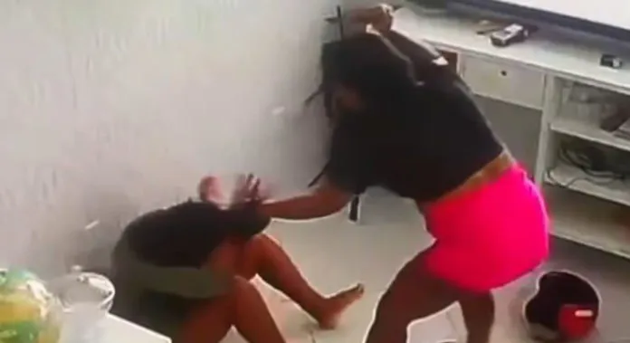 IMAGENS FORTES: Jovem de 19 anos é esfaqueada por outra mulher dentro de loja