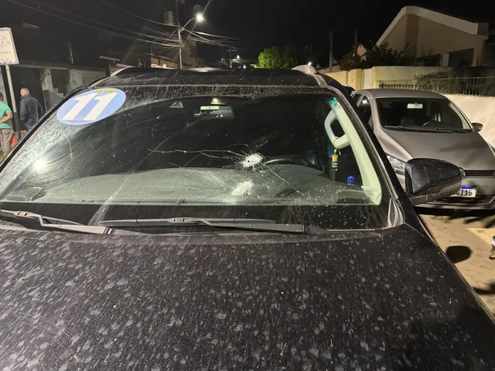 Carro com pré-candidato a prefeito é alvejado em Esplanada