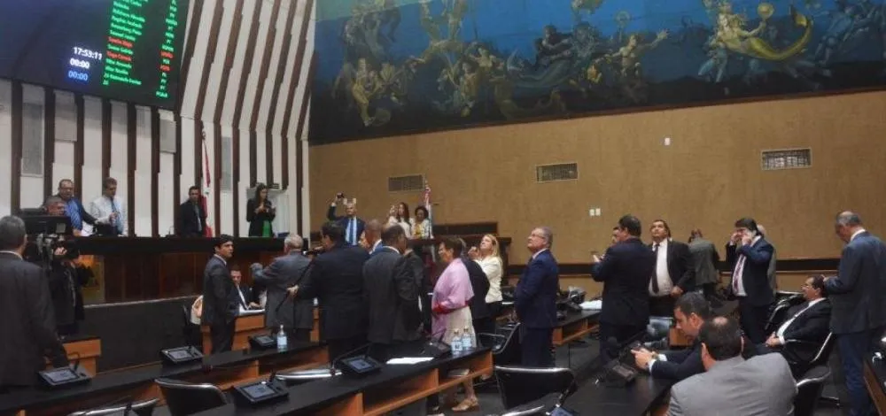 Rebeldes da base aliada põem em risco aprovação do reajuste linear para servidores estaduais