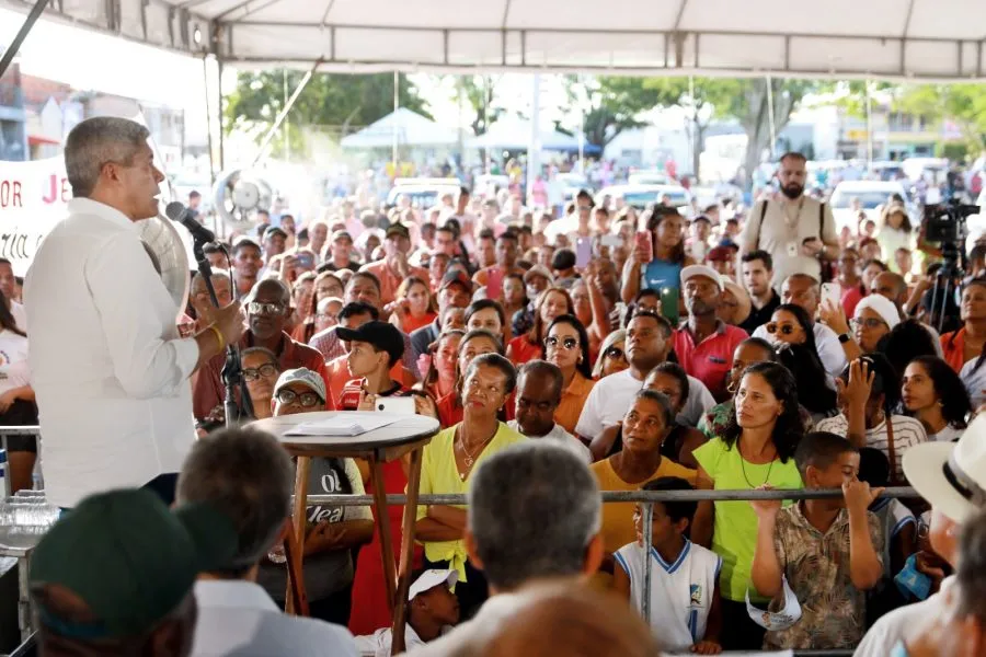 Jerônimo entrega obras em Candeal e fala sobre Segurança Pública no estado