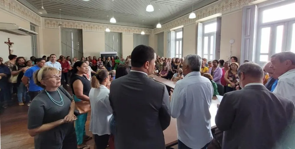 Prefeito recebe professores e determina divulgação de lista de servidores aptos aos precatórios