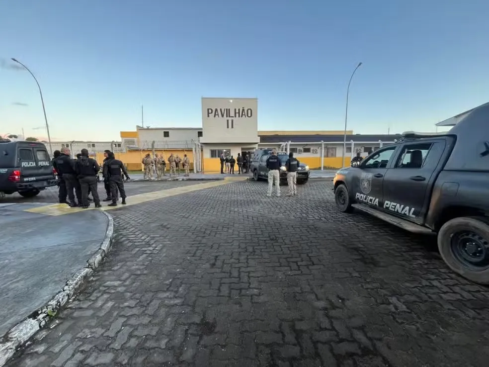 Suspeitos de liderar facções criminosas em Salvador e RMS são transferidos para presídio de segurança máxima no interior