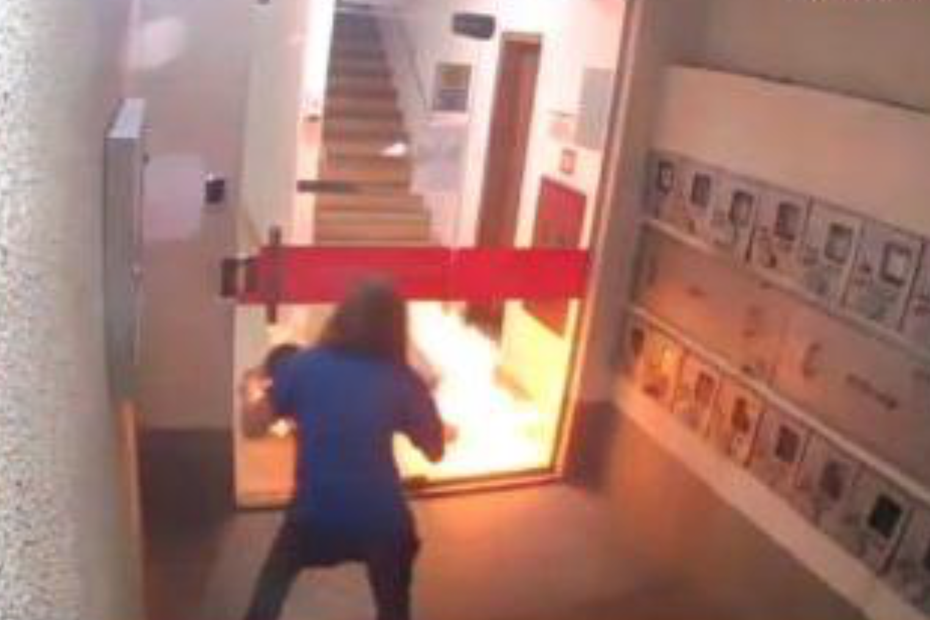 Com corpo em chamas, mulher se desespera e é salva por vizinhos; assista