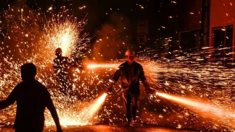 Saiba onde acontece as tradicionais guerras de espada e entenda o risco