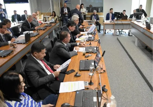 Senado avança em projeto que garante prisão especial para policiais