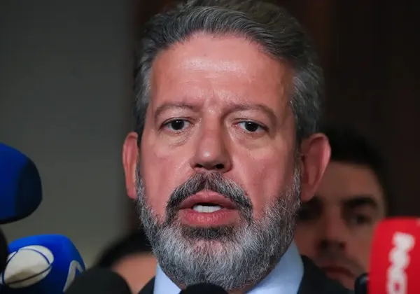 Lira põe em votação PEC que perdoa partidos e desrespeita cotas, gera revolta e recua