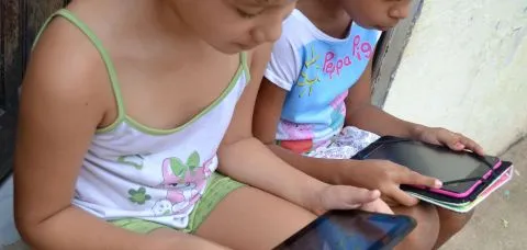 Tempo excessivo de telas pode afetar saúdes física e mental de crianças