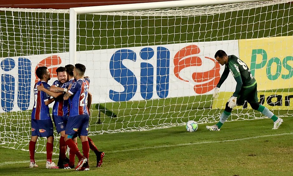Rodriguinho faz de pênalti e Bahia bate Coritiba em estreia na Série A
