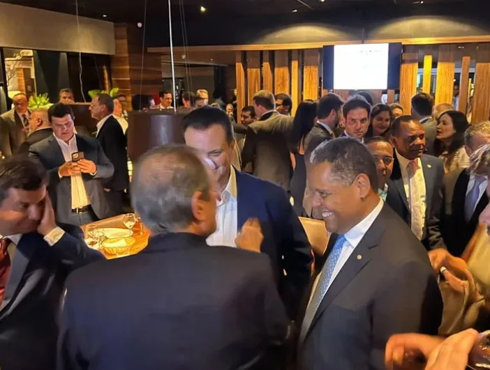 Candidato do Planalto à presidência da Câmara, Antonio Brito reúne ministros de Lula e bolsonaristas durante festa em Brasília