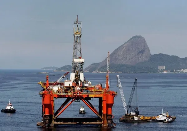 Petróleo fecha em queda e acumula perdas na semana, já de olho em Plenário da China