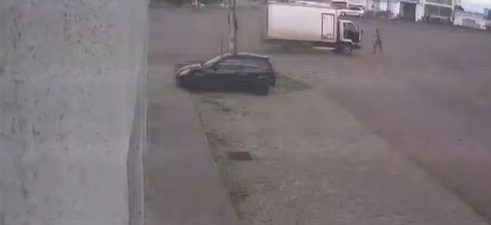 Homem morre após ser atropelado por caminhão-baú no interior da Bahia