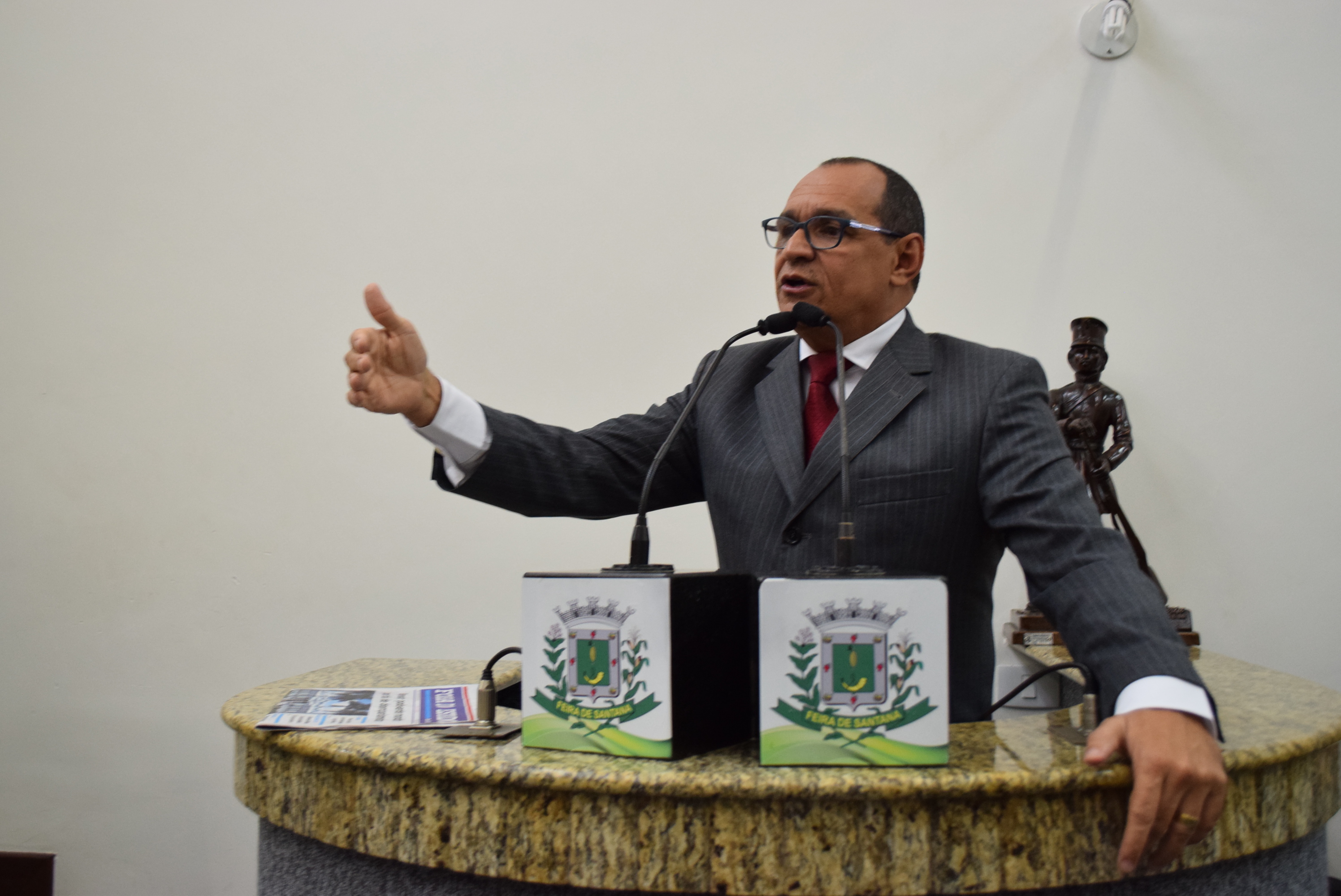 Roberto Tourinho anuncia Ângelo Almeida como vice e critica gestão