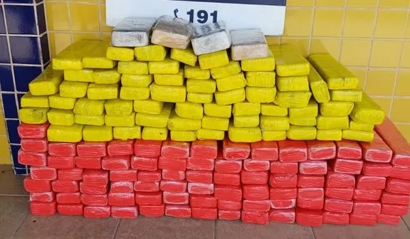 Quase 100 kg de maconha e cocaína são encontrados em ônibus na Bahia