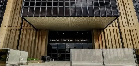 Com alta do dólar, Banco Central diz que "não hesitará em elevar a taxa de juros"