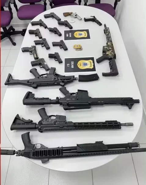 Quase 20 armas de fogo são apreendidas em dois imóveis de bairros nobres de Salvador