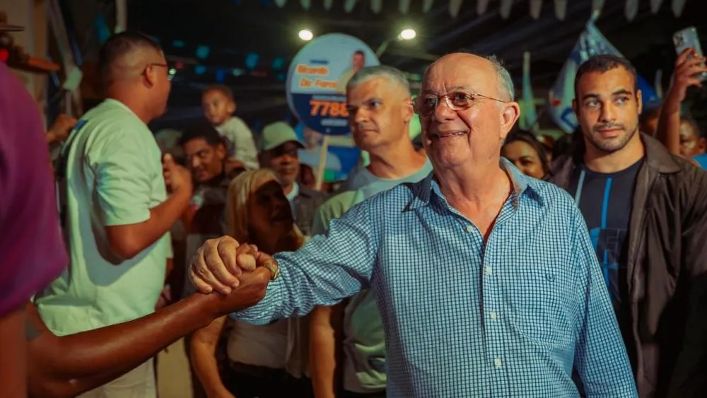 José Ronaldo assume compromisso de gerar mais empregos durante caminhada na Rua Nova