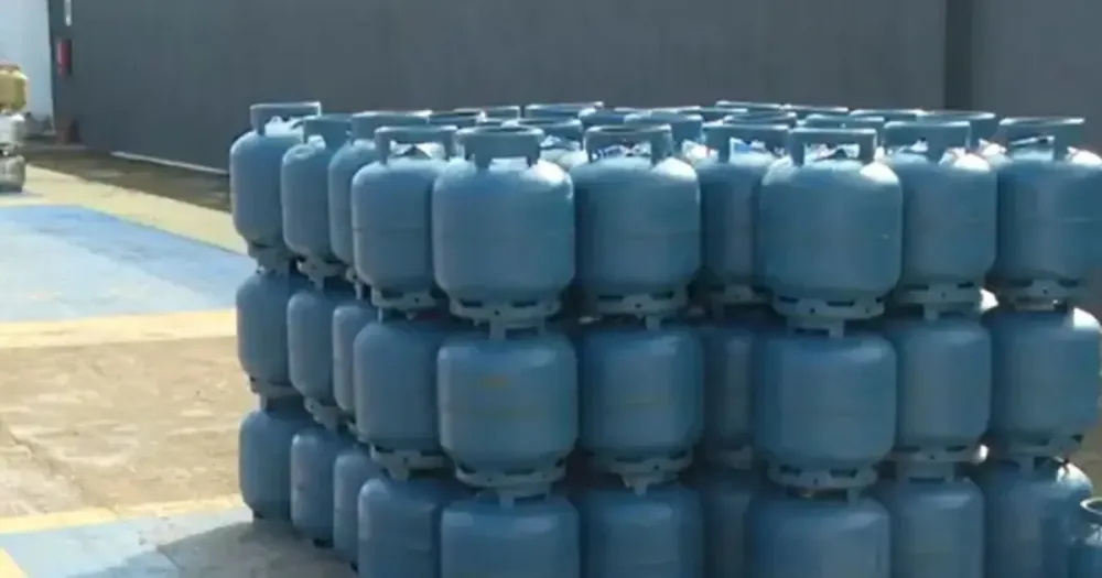 Gás de cozinha sofre novo reajuste na Bahia; aumento é estimado em R$ 7