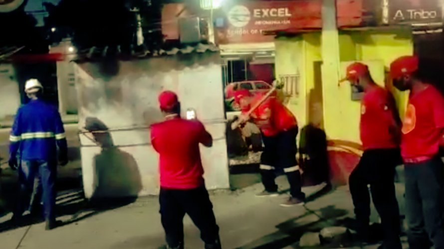 Prefeitura usa bombeiros civis para operação de retirada de barracas na Praça do Nordestino