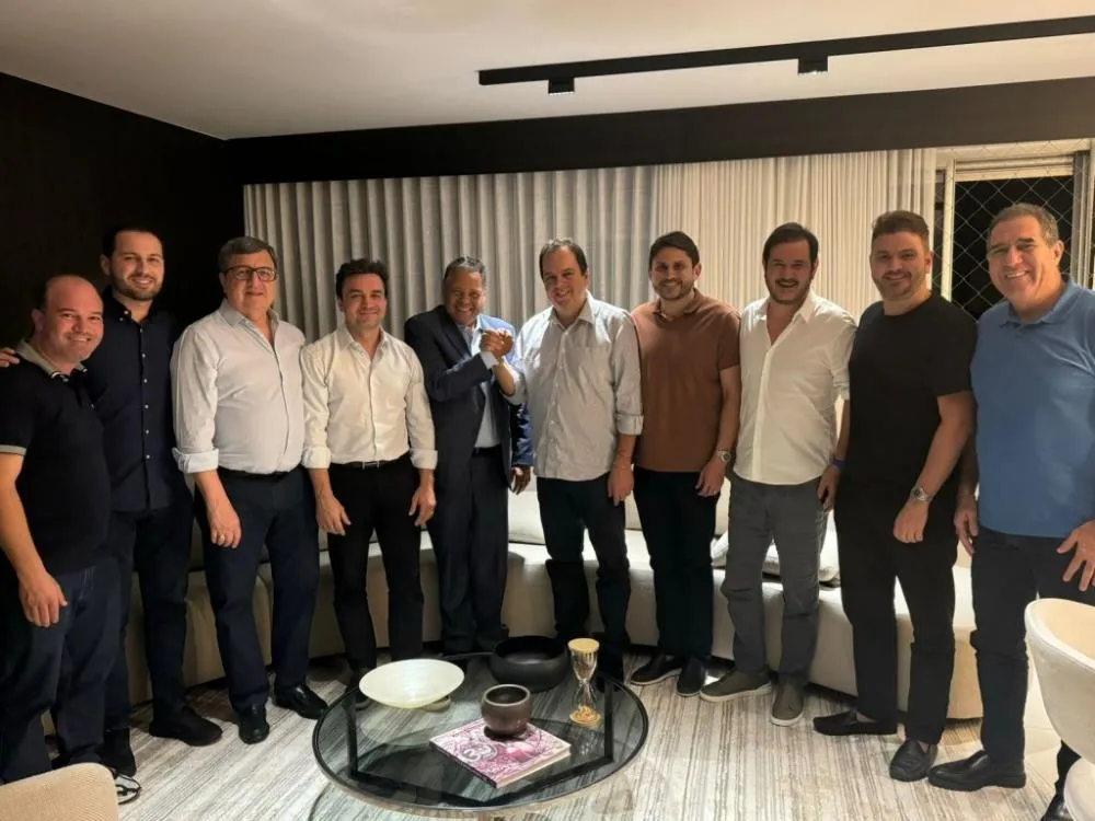 Elmar e Brito se reúnem e sinalizam aliança contra Hugo Motta para sucessão de Lira na Câmara dos Deputados