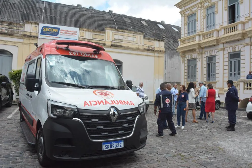 Prefeito entrega nova ambulância de suporte avançado do SAMU