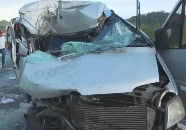 Três pessoas morrem após acidente entre carreta e van que transportava pacientes na BR-324